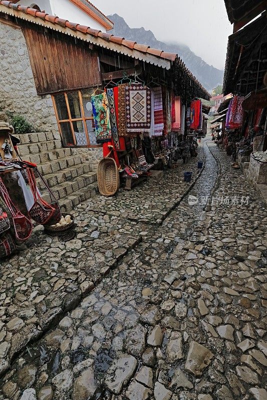 雨中，在大街上传统风格的房子里举行的老集市(Pazari i Vjeter)kruje -阿尔巴尼亚- 041 +
